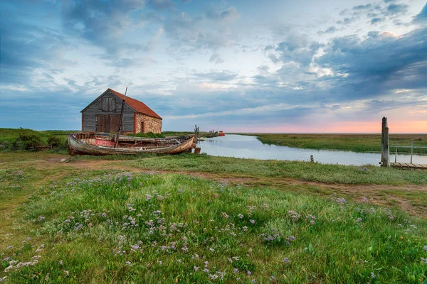 Dramatisk soluppgång himmel över den gamla kol ladan i Thornham — Stockfoto