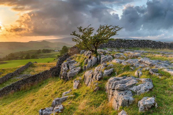 Atardecer tormentoso sobre un pequeño pavimento de piedra caliza en el Winskill St —  Fotos de Stock