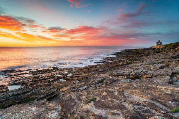 Ohromující východ slunce nad pláží na Howicku na Northumberlandu — Stock fotografie