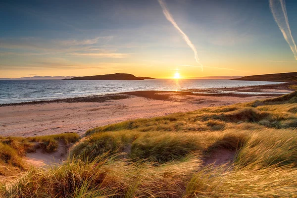 Naplemente alatt a homokdűnék a Big Sand Beah a Gairloch — Stock Fotó