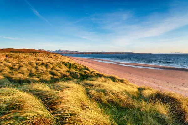 Windgepeitschte Sanddünen am großen Sandstrand von Gairloch — Stockfoto