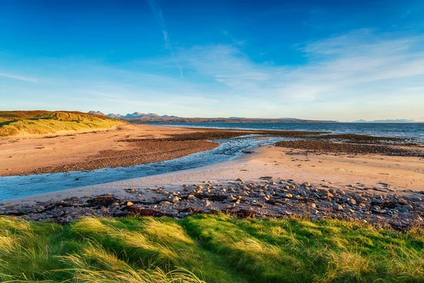 Kijkend over de rivierzand naar het Isle of Skye — Stockfoto