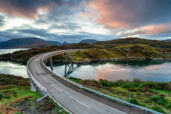 Höstsoluppgång över Kylesku-bron i Skottlands högland — Stockfoto