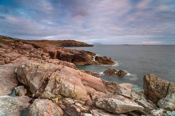 苏格兰西部哈里斯岛北岸赫希尼什悬崖上的闷热的天空 — 图库照片