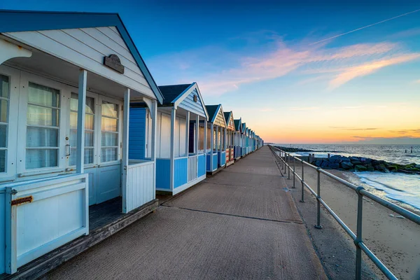 Suffolk Sahilindeki Southwold Daki Sahil Kulübelerinde — Stok fotoğraf