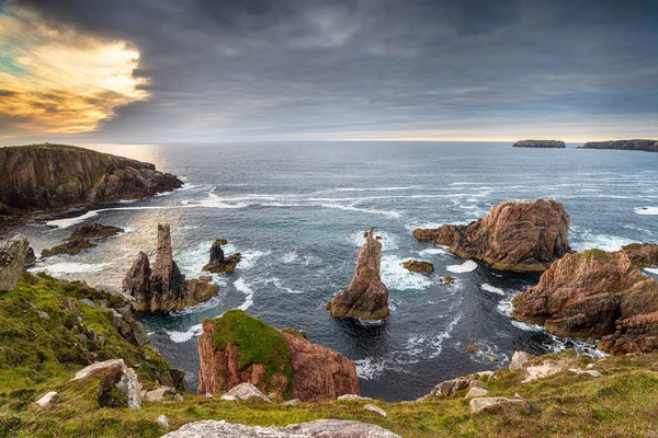 スコットランド西部のルイス島のマンガースタの海の山の上に空を吹き飛ばす — ストック写真