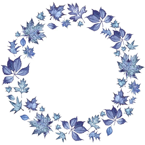 Koyu mavi yaprak koleksiyonu ile orman çelenk. Beyaz arka planda yalıtılmış suluboya.