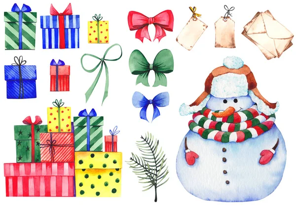 Szett színes karácsonyi ajándékdobozok és aranyos hóember. — Stock Fotó