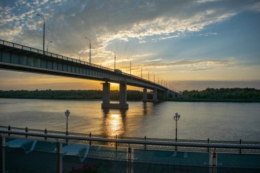 Gün batımı köprü yaz Nehri