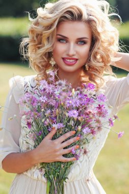 Alan Mor çiçek bir buket bir parkta Kıvırcık sarışın