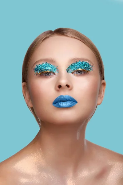 Glitter, Güzellik, kozmetik ve makyaj yapmak güzel kadının yüzüne mükemmel sanat ile. Magic göz ile parlak yaratıcı makyaj.