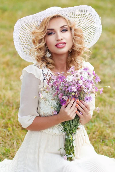 Rubia Rizada Sombrero Blanco Camina Parque Con Ramo Flores Campo — Foto de Stock