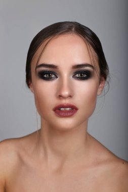 Akşam makyaj güzel kadınla. Dumanlı gözler. Moda phot