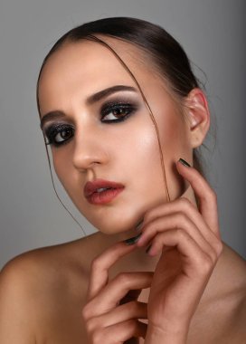 Akşam makyaj güzel kadınla. Dumanlı gözler. Moda phot