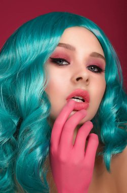 Güzel bir kız ile bir parlak pembe makyaj ve turkuaz peruk. Anime IMAG