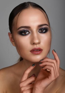 Akşam makyaj güzel kadınla. Dumanlı gözler. Moda phot
