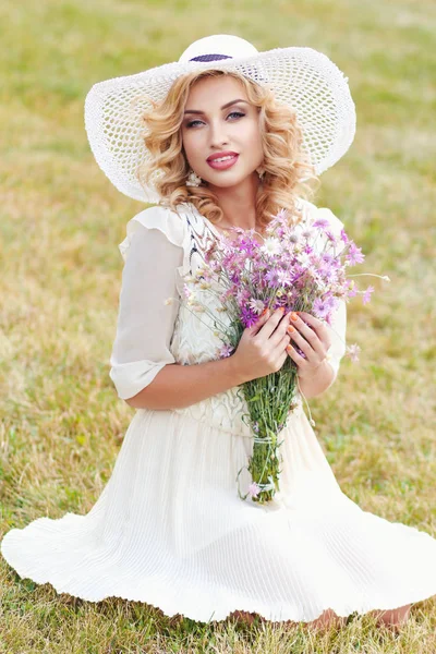 Blond Bouclé Dans Chapeau Blanc Promène Dans Parc Avec Bouquet — Photo
