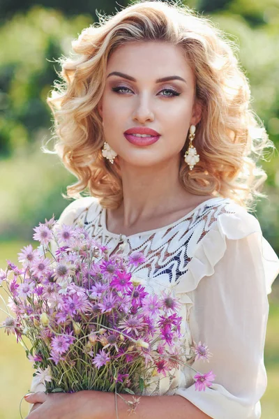 Blond Bouclé Dans Parc Avec Bouquet Fleurs Violettes — Photo