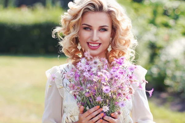 Blond Bouclé Dans Parc Avec Bouquet Fleurs Violettes — Photo
