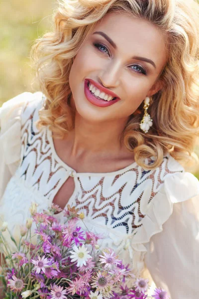 Blond Bouclé Dans Parc Avec Bouquet Fleurs Violettes — Photo