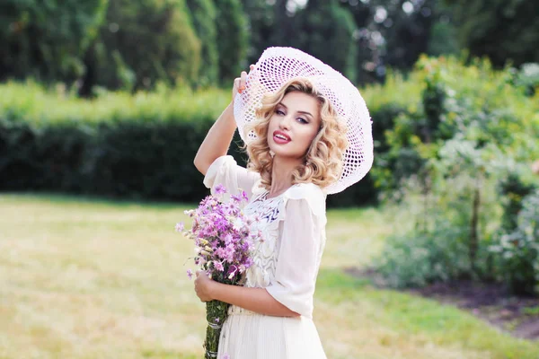 Blond Bouclé Dans Chapeau Blanc Promène Dans Parc Avec Bouquet — Photo