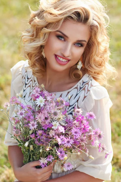 Blond Bouclé Dans Parc Avec Bouquet Fleurs Violettes — Photo