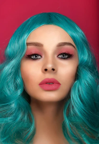 Une Belle Fille Avec Maquillage Rose Vif Une Perruque Turquoise — Photo