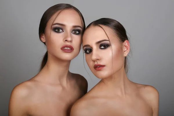 Glamour Portrét Dvou Smyslné Krásné Mladé Ženy Večerním Make Kouřové — Stock fotografie