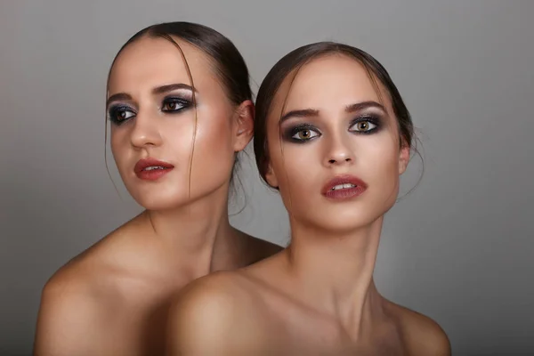 Glamour Retrato Dos Sensuales Mujeres Jóvenes Hermosas Con Maquillaje Noche —  Fotos de Stock