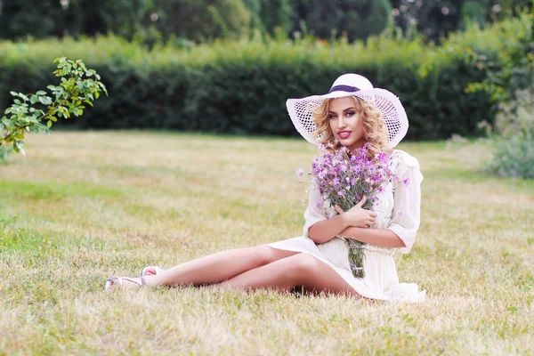 Blond Bouclé Dans Chapeau Blanc Promène Dans Parc Avec Bouquet — Photo