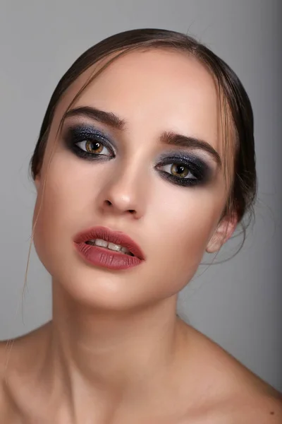 Belle Femme Avec Maquillage Soir Yeux Fumés Phot Mode — Photo