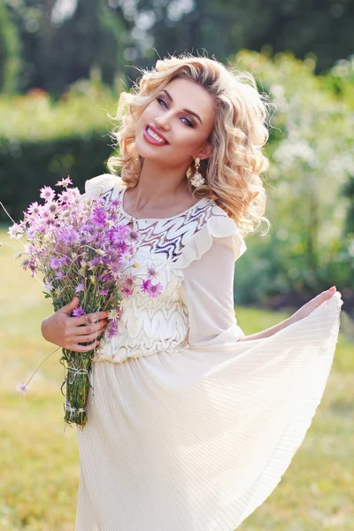 Blond Bouclé Dans Parc Avec Bouquet Fleurs Violettes — Photo