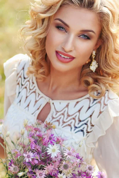 Blond Bouclé Dans Parc Avec Bouquet Fleurs Violettes — Photo