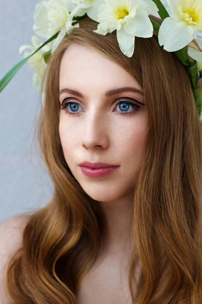 スイセン 春鮮度の花輪で柔らかい女の子の肖像画の光背景 — ストック写真