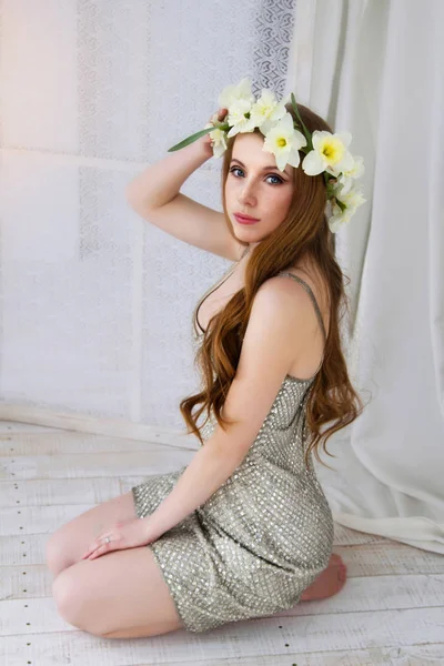Retrato Uma Menina Macia Uma Coroa Narciso Frescura Primavera Fundo — Fotografia de Stock