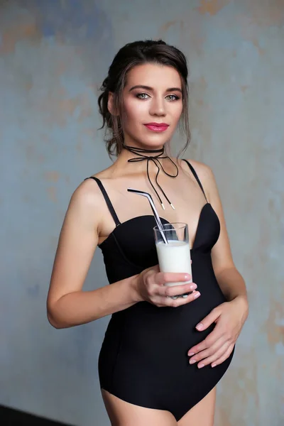 性感的黑发怀孕女孩与一杯牛奶在她的手中 时尚工作室肖像 人和期待的概念 — 图库照片