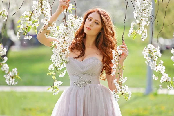 Hermosa Joven Tierna Chica Jardín Flores Cerezo Día Primavera Pétalos — Foto de Stock