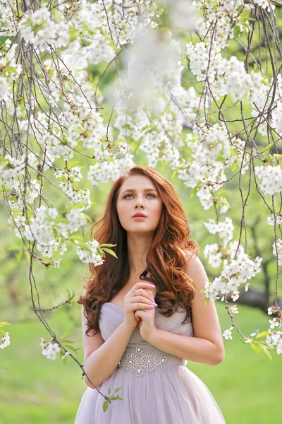 Belle Jeune Fille Tendre Dans Jardin Fleurs Cerisier Jour Printemps — Photo