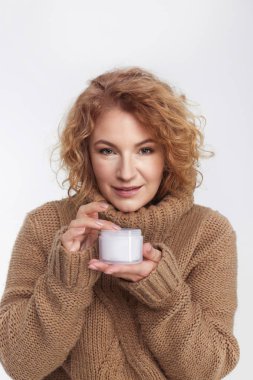 Anti-Ageing kavramı: Onun kırklı cilt kremi ile kadın