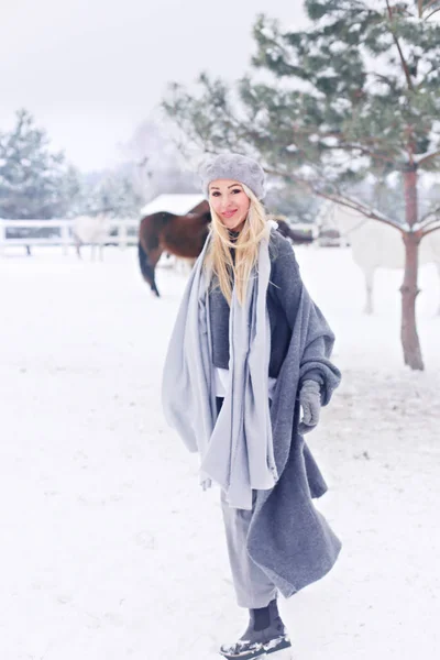 Mladý Šťastný Úsměv Atraktivní Blonďatá Žena Koněm Zatažená Zimní Den — Stock fotografie