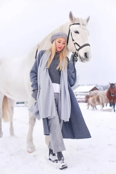 Young Gelukkig Bewolking Lachend Aantrekkelijke Blonde Vrouw Met Paard Winterdag — Stockfoto