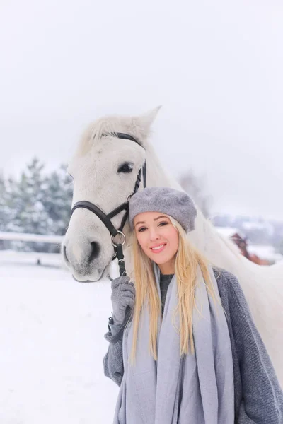 Mladý Šťastný Úsměv Atraktivní Blonďatá Žena Koněm Zatažená Zimní Den Stock Snímky
