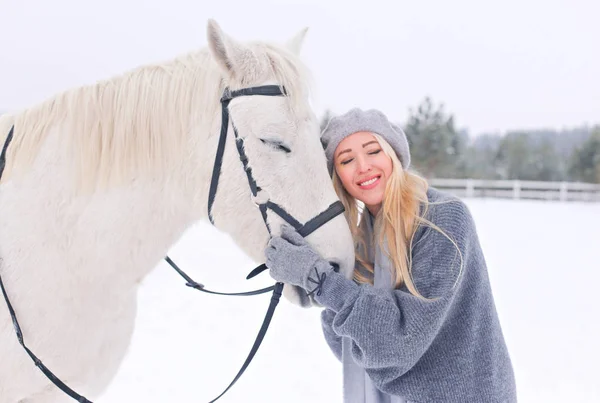 Joven Feliz Sonriente Atractiva Rubia Con Caballo Nublado Día Invierno Fotos De Stock