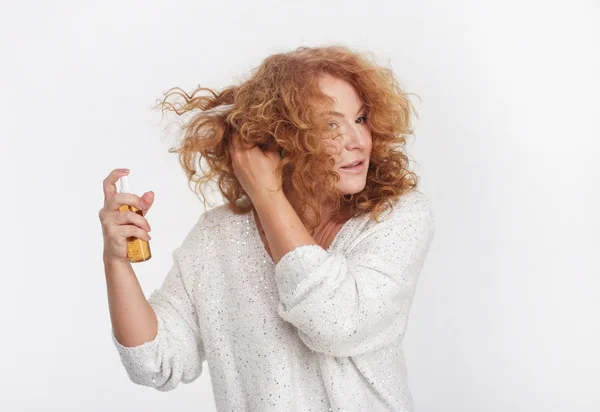 Concepto Antienvejecimiento Mujer Cuarenta Años Cuidando Cabello Rizado Aplicando Spray Imagen de stock