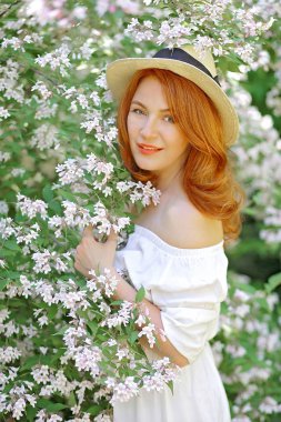 Yetişkin güzel kızıl saçlı kadın çiçek Yasemin bir otobüs teşkil etmektedir.