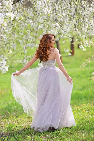 Belle Jeune Fille Tendre Dans Jardin Fleurs Cerisier Jour Printemps — Photo