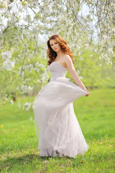 Hermosa Joven Tierna Chica Jardín Flores Cerezo Día Primavera Pétalos — Foto de Stock