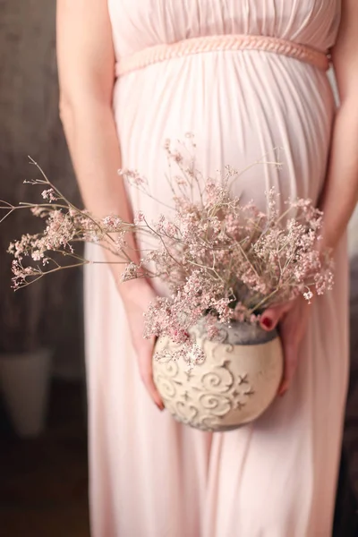 Mujer Embarazada Vestido Sostiene Jarrón Con Flores Color Rosa Concepto — Foto de Stock