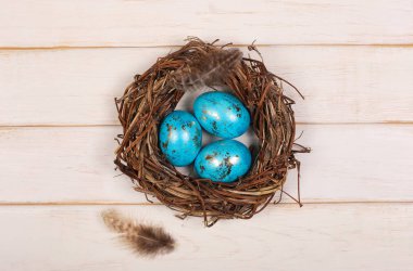 Paskalya yumurtaları ahşap arka plan üzerinde. Kopya spac ile Üstten Görünüm