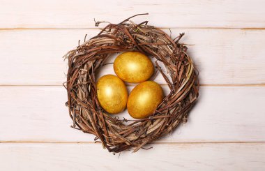 Paskalya yumurtaları ahşap arka plan üzerinde. Kopya spac ile Üstten Görünüm